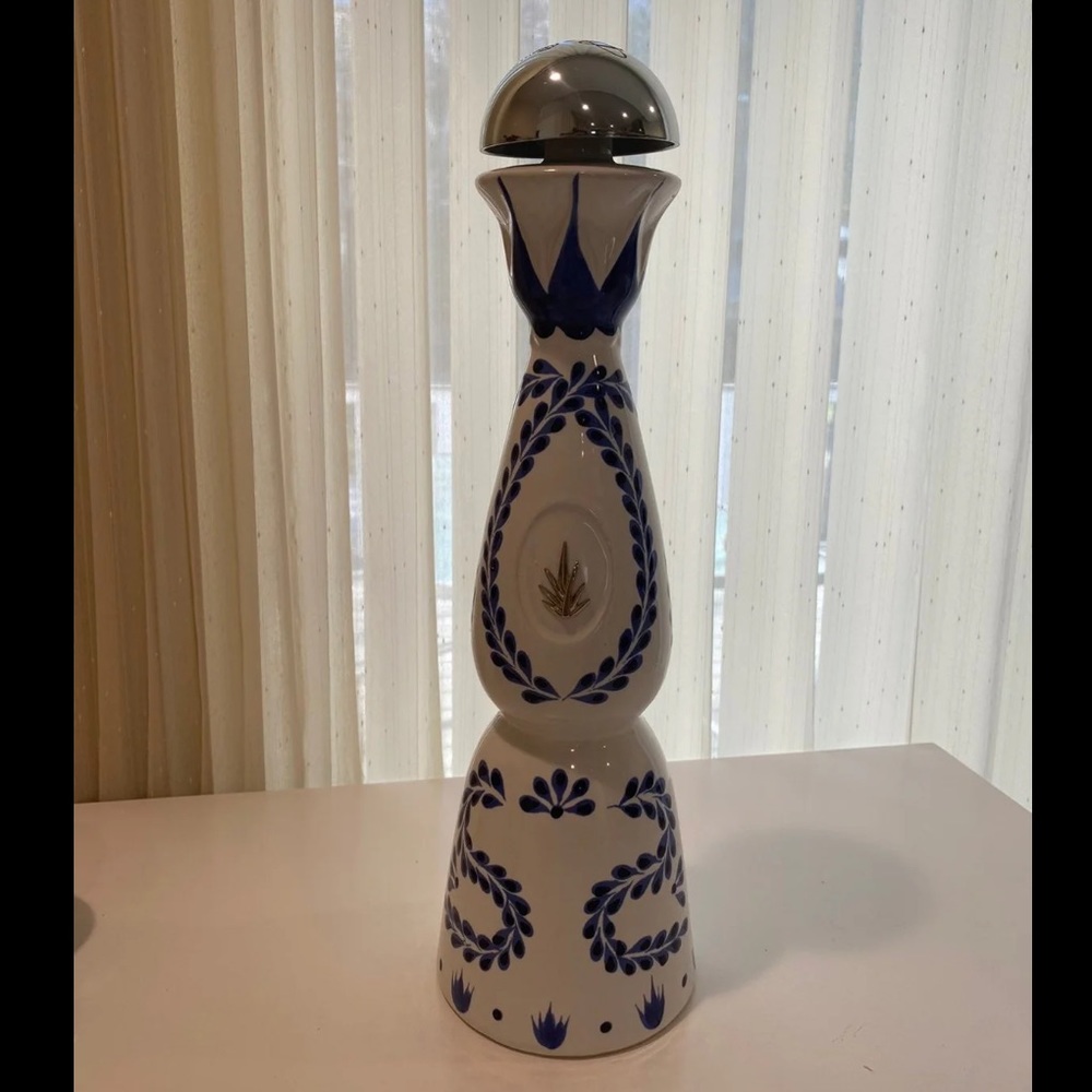Clase azul reposado hand painted bottle. 
750ml, empty bottle